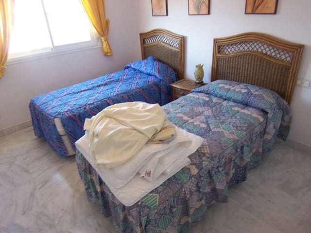 4 quarto Penthouse para venda em Marbella com piscina - 1 100 000 € (Ref: 9447687)