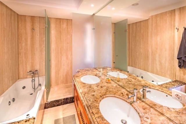 3 quarto Apartamento para venda em Estepona com piscina garagem - 725 000 € (Ref: 9447697)