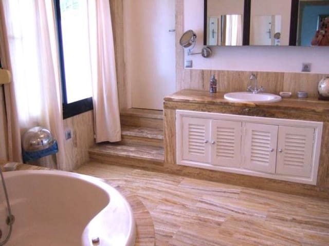 10 sypialnia Willa na sprzedaż w Marbella z basenem - 1 350 000 € (Ref: 9447704)