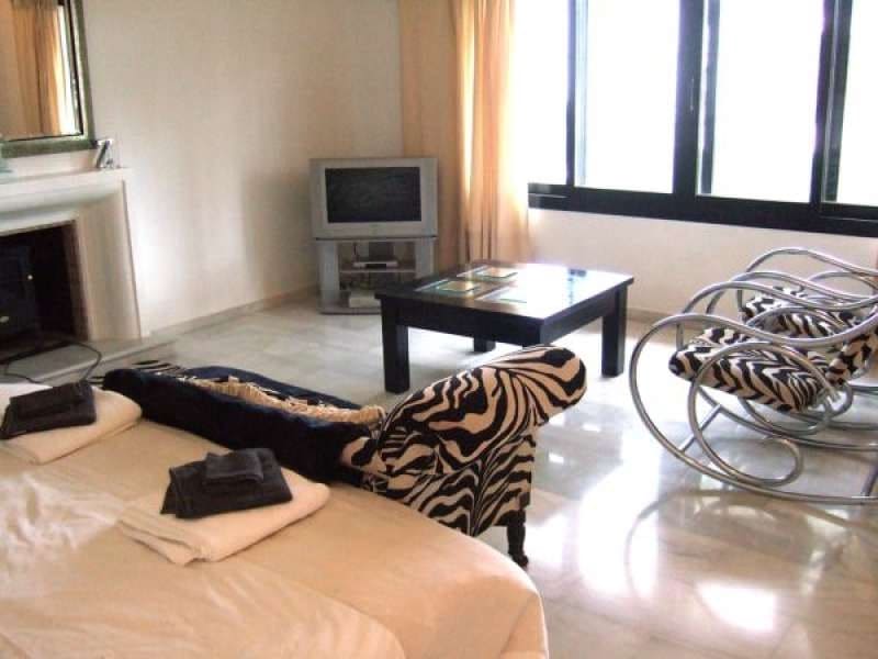 10 sypialnia Willa na sprzedaż w Marbella z basenem - 1 350 000 € (Ref: 9447704)