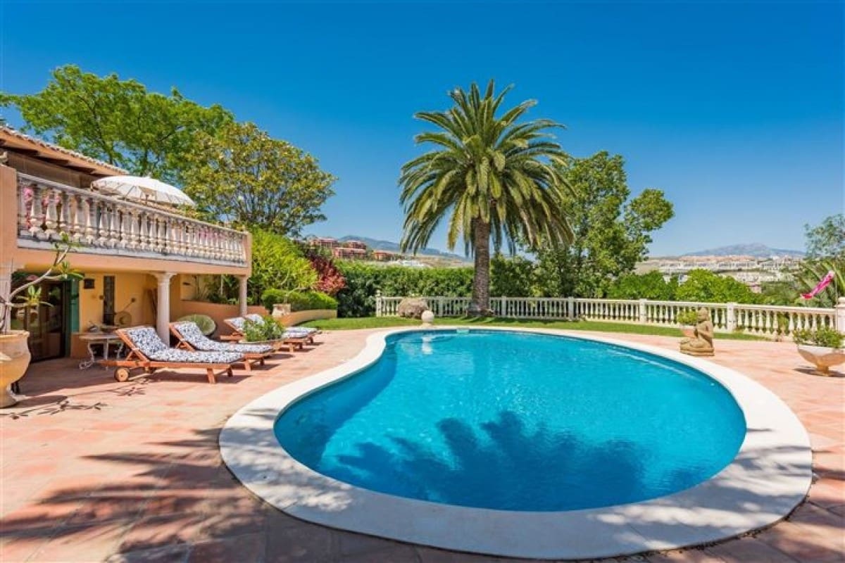 5 bedroom Villa for sale in Benahavis with pool - € 1,795,000 (Ref: 9447714)