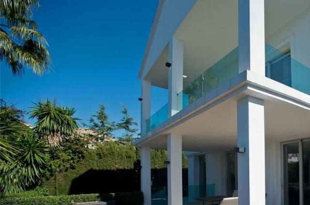 4 sypialnia Willa na sprzedaż w Puerto Banus, Marbella z basenem garażem - 1 995 000 € (Ref: 9447717)