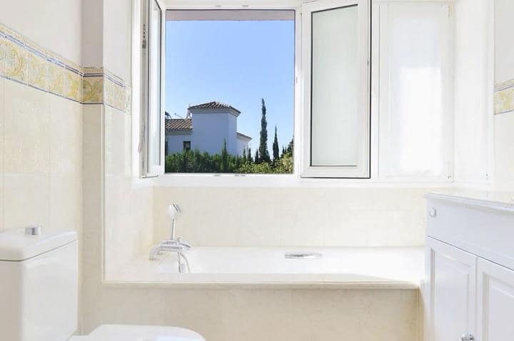 4 sypialnia Willa na sprzedaż w Marbella z basenem garażem - 1 575 000 € (Ref: 9447721)