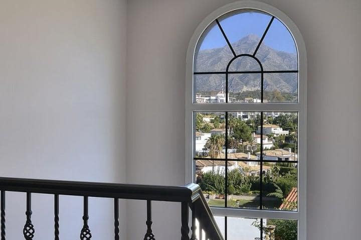 4 sypialnia Willa na sprzedaż w Marbella z basenem garażem - 1 575 000 € (Ref: 9447721)