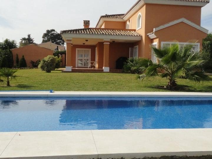 4 makuuhuone Huvila myytävänä paikassa Estepona mukana uima-altaan 
autotalli - 2 750 000 € (Ref: 9447746)
