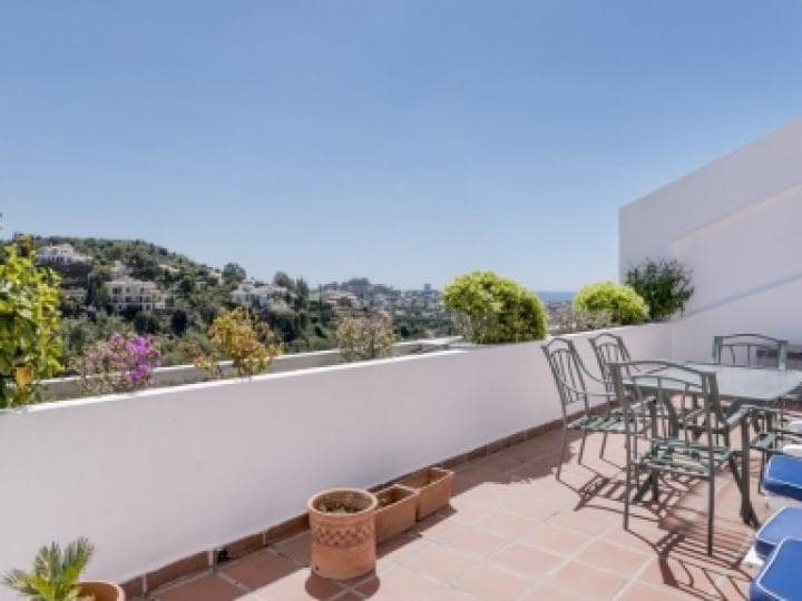 3 bedroom Apartment for sale in Benahavis with pool - € 305,000 (Ref: 9447747)