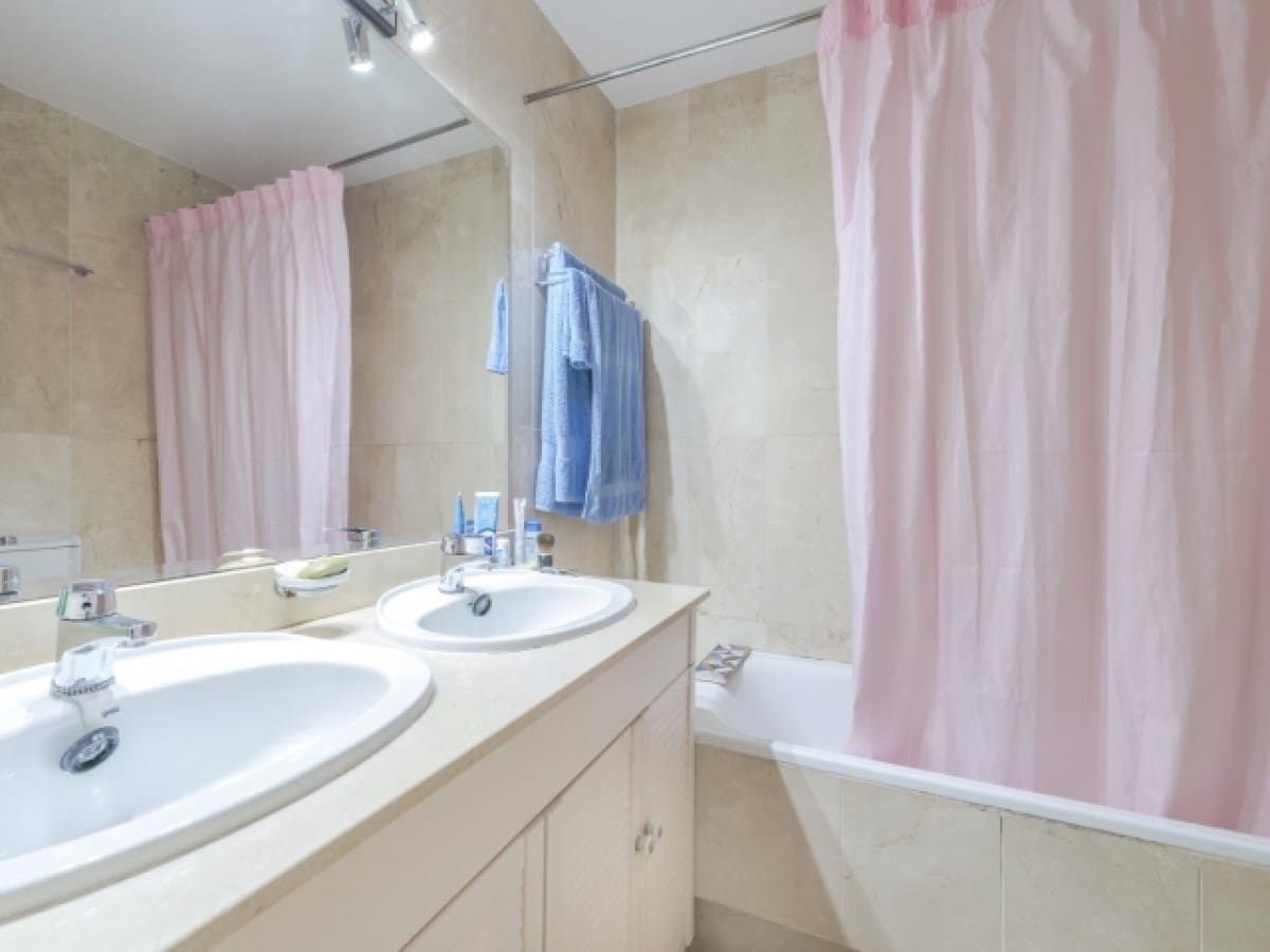 3 bedroom Apartment for sale in Benahavis with pool - € 305,000 (Ref: 9447747)