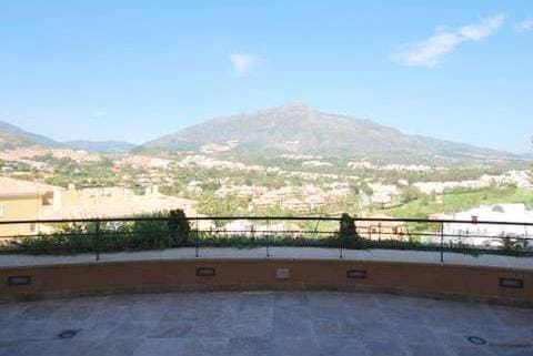 3 slaapkamer Penthouse te koop in Marbella met zwembad - € 1.240.000 (Ref: 9447757)