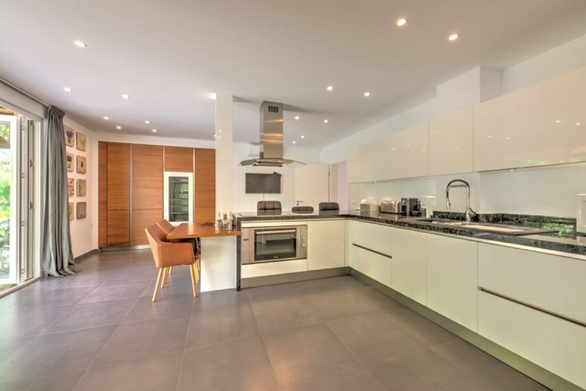 4 bedroom Villa for sale in Marbella with pool garage - € 1,399,000 (Ref: 9447766)