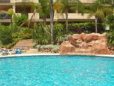 Apartamento de 2 habitaciones en Marbella en venta con piscina garaje - 299.000 € (Ref: 9447769)