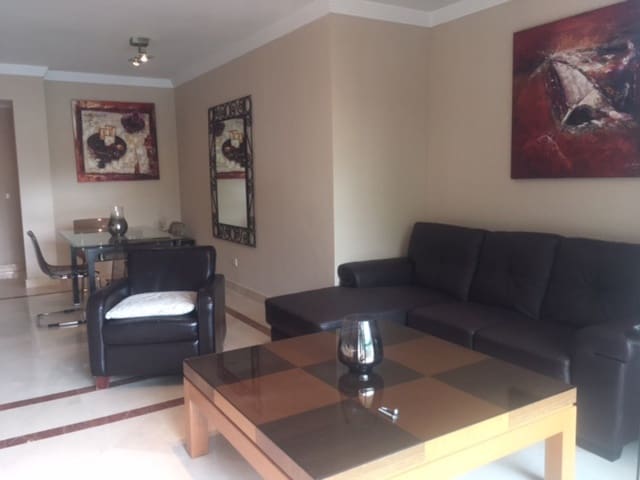 Apartamento de 2 habitaciones en Marbella en venta con piscina garaje - 299.000 € (Ref: 9447769)