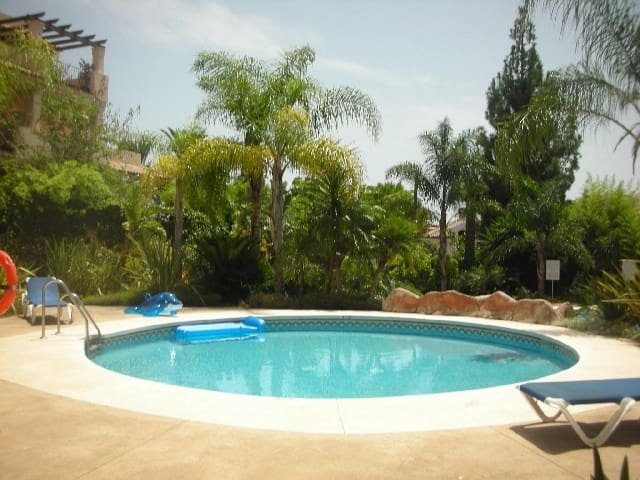 Apartamento de 2 habitaciones en Marbella en venta con piscina garaje - 299.000 € (Ref: 9447769)