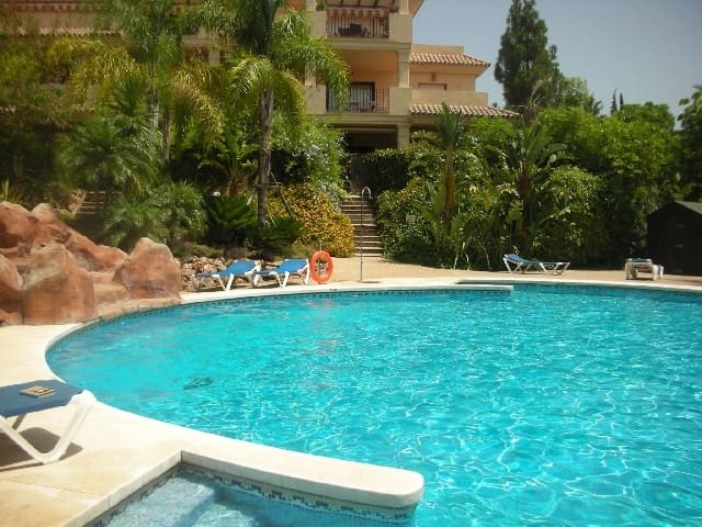 Apartamento de 2 habitaciones en Marbella en venta con piscina garaje - 299.000 € (Ref: 9447769)