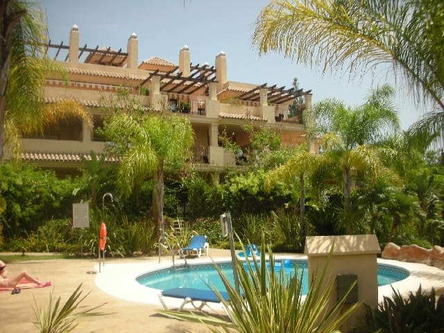 Apartamento de 2 habitaciones en Marbella en venta con piscina garaje - 299.000 € (Ref: 9447769)