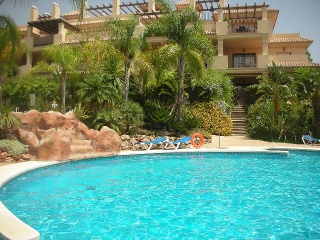 Apartamento de 2 habitaciones en Marbella en venta con piscina garaje - 299.000 € (Ref: 9447769)