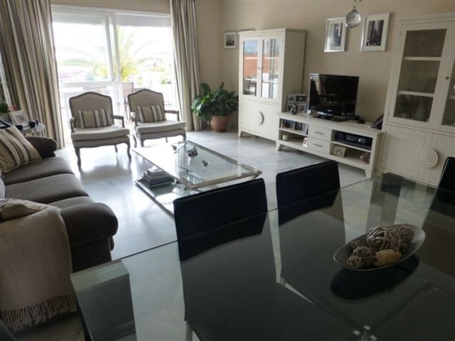 4 soveværelse Lejlighed til salg i Nueva Andalucia, Marbella med swimmingpool garage - € 439.000 (Ref: 9447783)