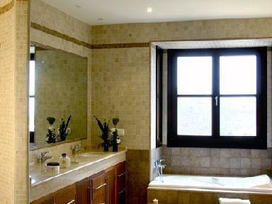 5 quarto Moradia para venda em Benahavis com piscina garagem - 1 950 000 € (Ref: 9447790)