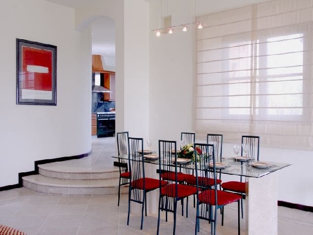 5 quarto Moradia para venda em Benahavis com piscina garagem - 1 950 000 € (Ref: 9447790)