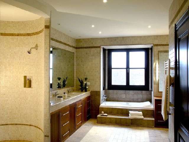 5 quarto Moradia para venda em Benahavis com piscina garagem - 1 950 000 € (Ref: 9447790)