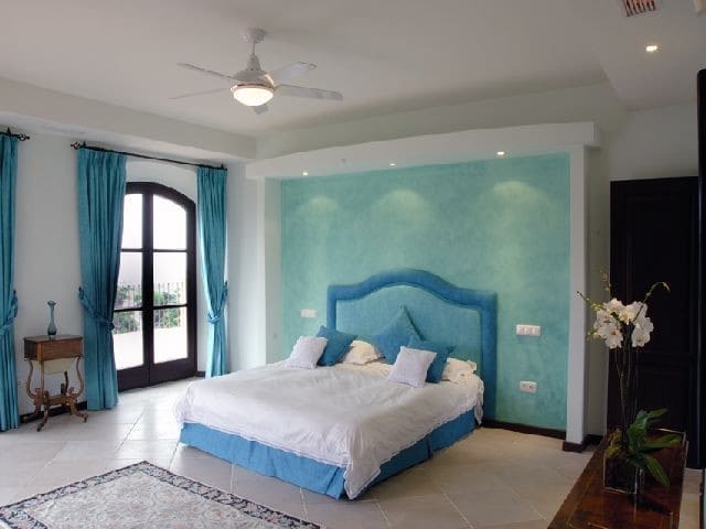 5 quarto Moradia para venda em Benahavis com piscina garagem - 1 950 000 € (Ref: 9447790)