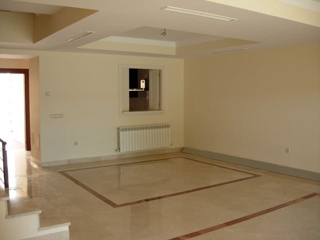 3 soverom Hus til salgs i Marbella med svømmebasseng garasje - € 530 000 (Ref: 9447830)