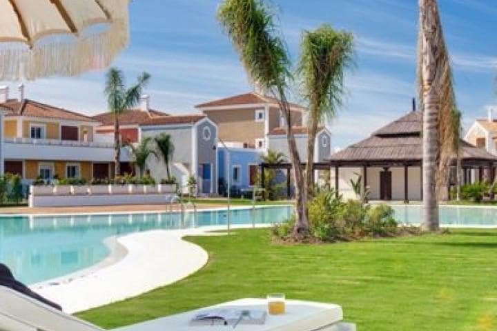 Apartamento de 2 habitaciones en Estepona en venta con piscina - 325.000 € (Ref: 9447831)