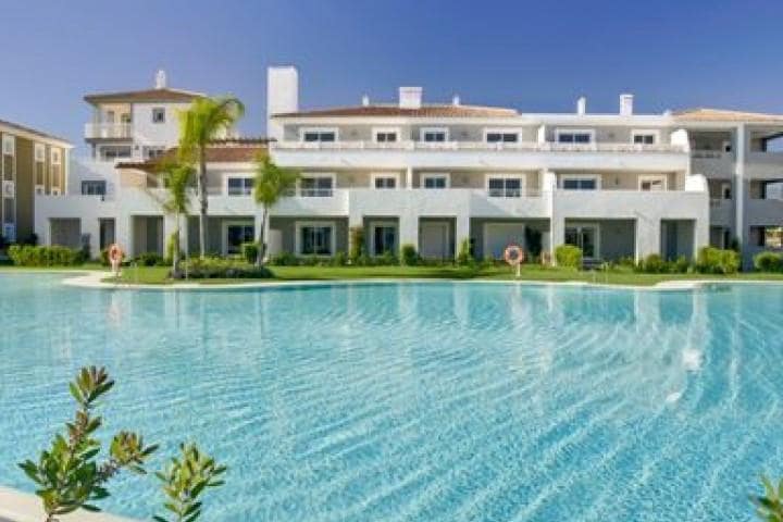 Apartamento de 2 habitaciones en Estepona en venta con piscina - 325.000 € (Ref: 9447831)