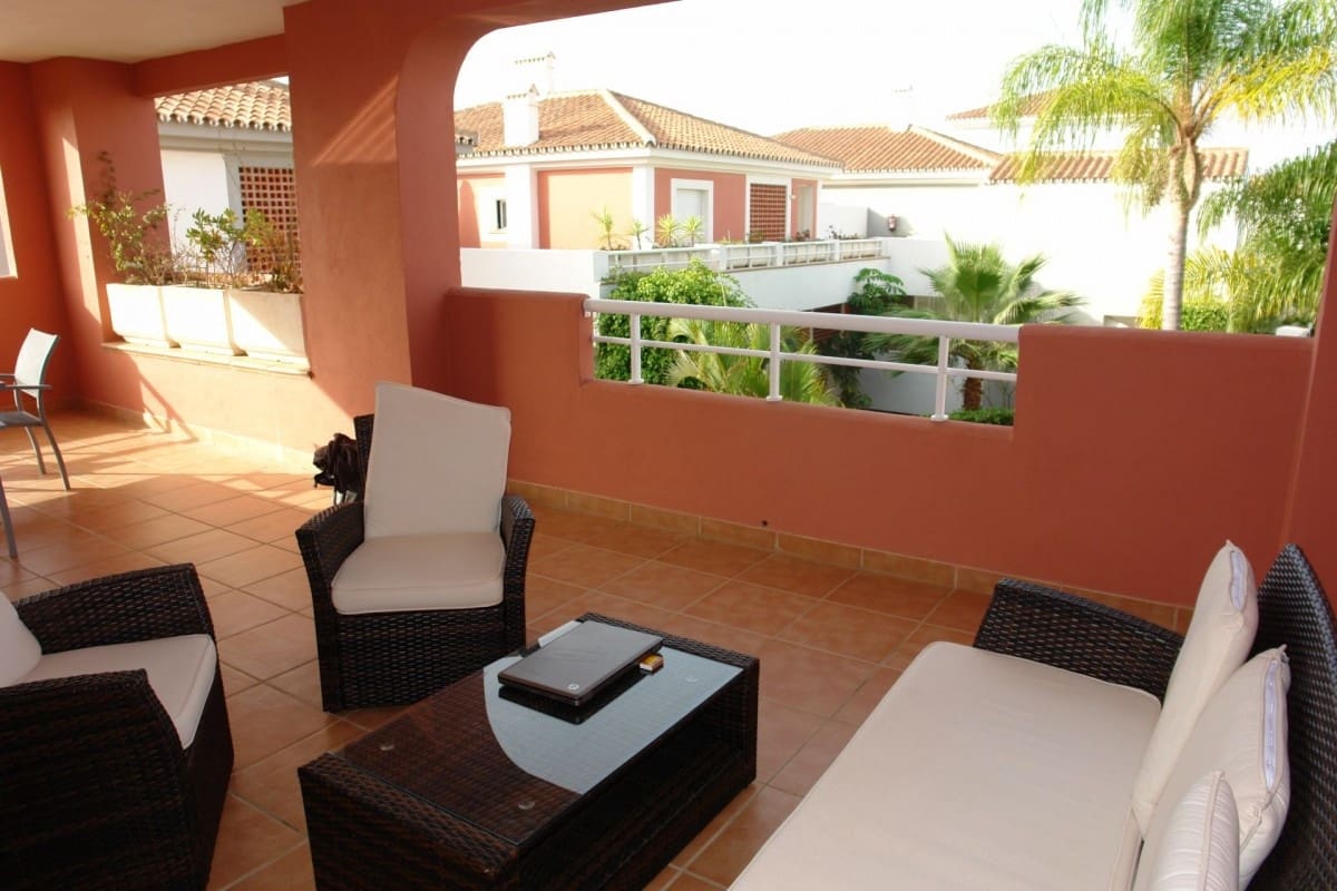 Apartamento de 2 habitaciones en Estepona en venta con piscina - 325.000 € (Ref: 9447831)