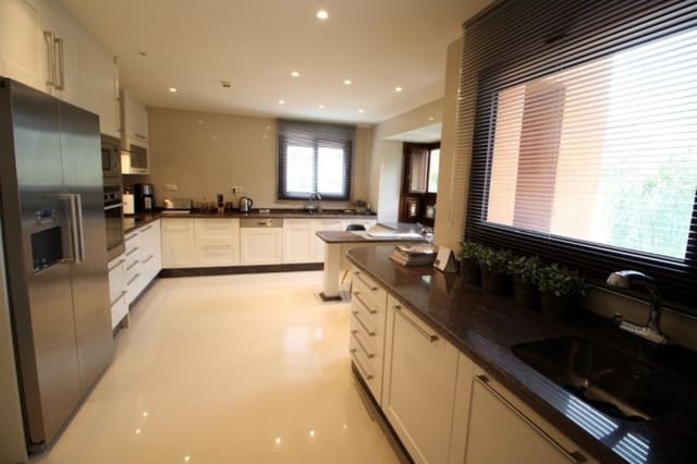 3 slaapkamer Penthouse te koop in Marbella met zwembad garage - € 1.250.000 (Ref: 9447845)