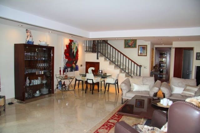 3 sypialnia Penthouse na sprzedaż w Marbella z basenem garażem - 2 250 000 € (Ref: 9447850)