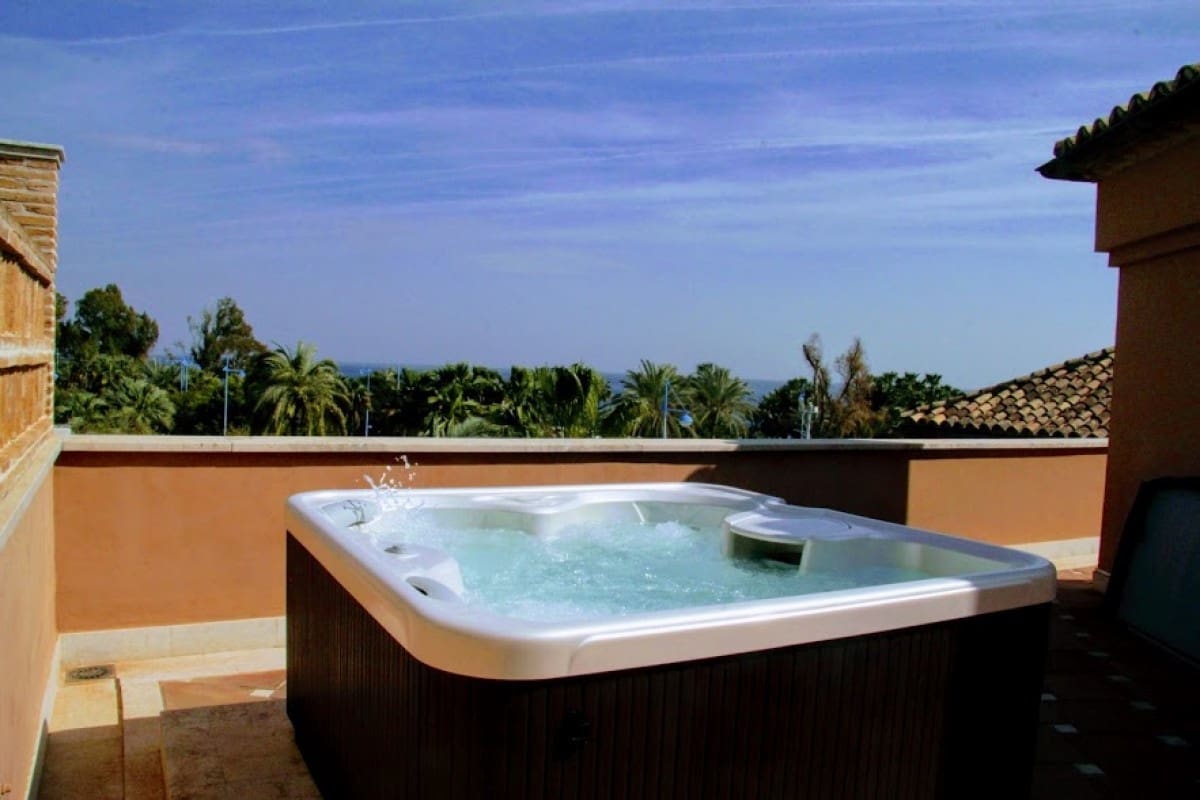 3 sypialnia Penthouse na sprzedaż w Marbella z basenem garażem - 2 250 000 € (Ref: 9447850)