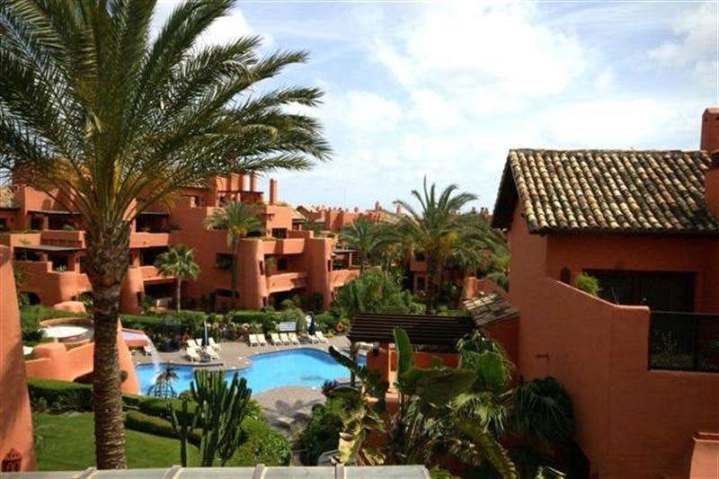 3 soveværelse Penthouse til salg i Estepona med swimmingpool - € 875.000 (Ref: 9447859)