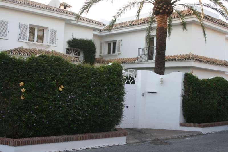 5 sovrum Villa till salu i El Paraiso med pool garage - 1 695 000 € (Ref: 9447860)