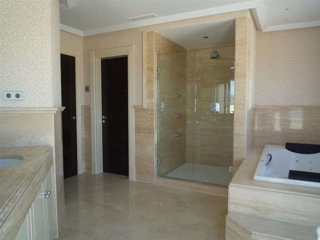 5 sypialnia Willa na sprzedaż w Marbella z basenem garażem - 3 100 000 € (Ref: 9447862)