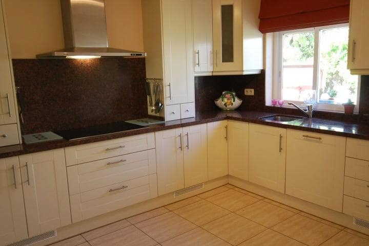 4 bedroom Villa for sale in Estepona with pool - € 550,000 (Ref: 9447865)