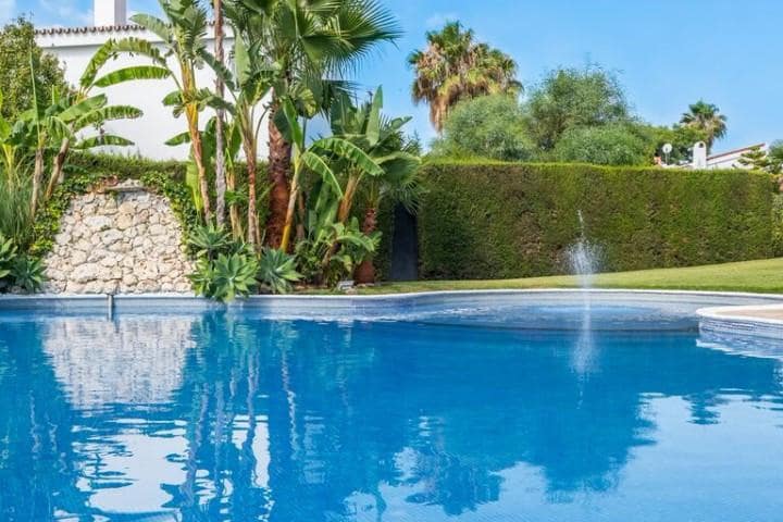 4 bedroom Villa for sale in Estepona with pool - € 550,000 (Ref: 9447865)