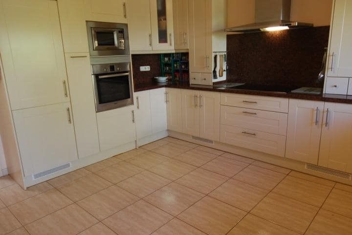 4 bedroom Villa for sale in Estepona with pool - € 550,000 (Ref: 9447865)