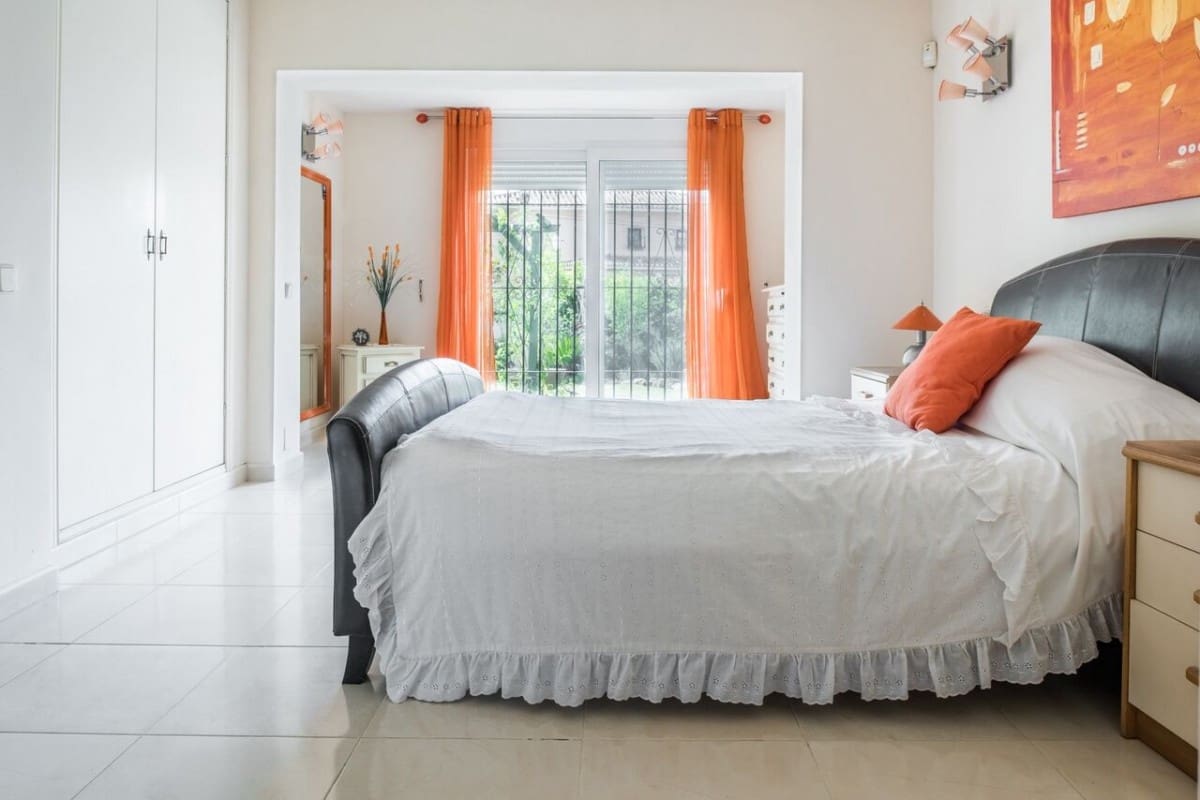 4 bedroom Villa for sale in Estepona with pool - € 550,000 (Ref: 9447865)