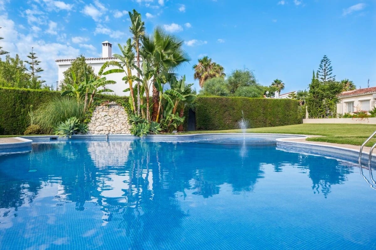 4 bedroom Villa for sale in Estepona with pool - € 550,000 (Ref: 9447865)