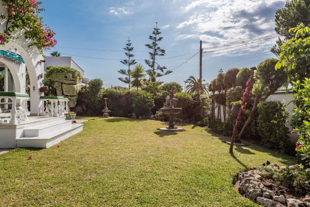 4 bedroom Villa for sale in Estepona with pool - € 550,000 (Ref: 9447865)