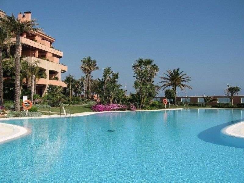 3 quarto Apartamento para venda em Puerto Banus com piscina - 1 595 000 € (Ref: 9447868)