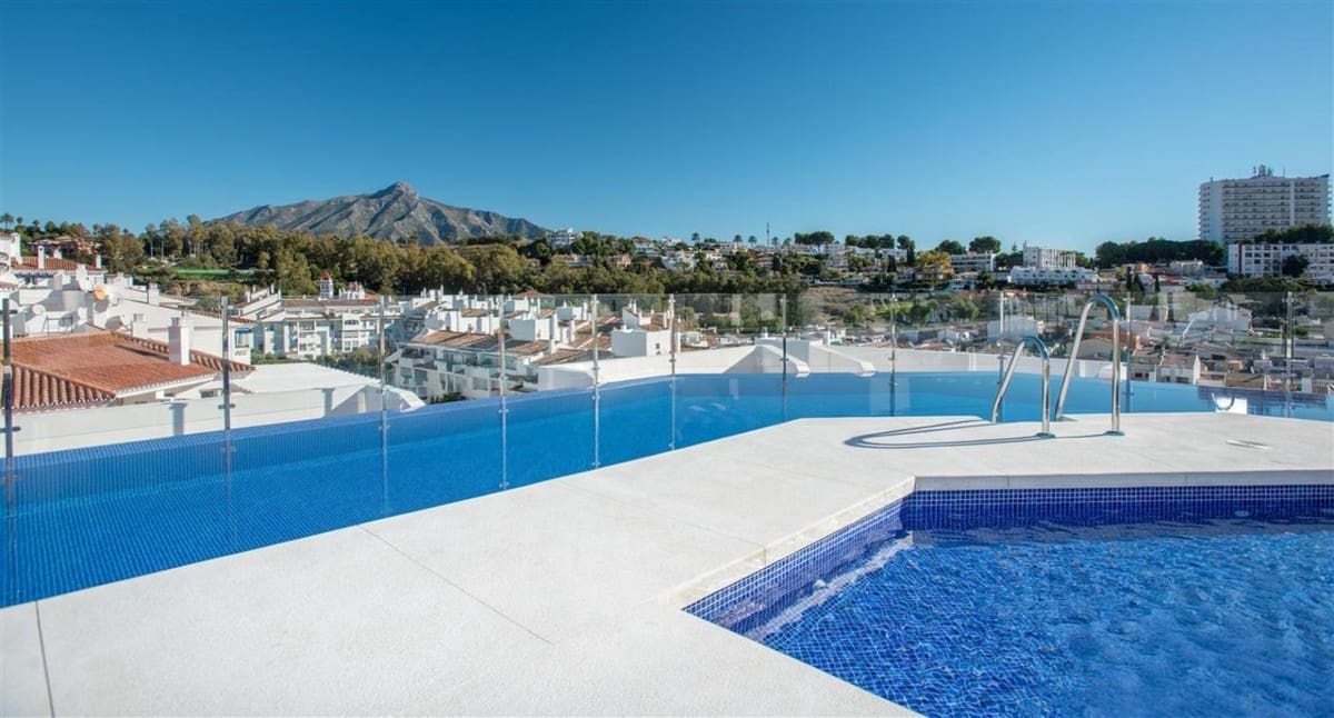 3 sovrum Lägenhet till salu i Nueva Andalucia med pool garage - 320 000 € (Ref: 9447875)