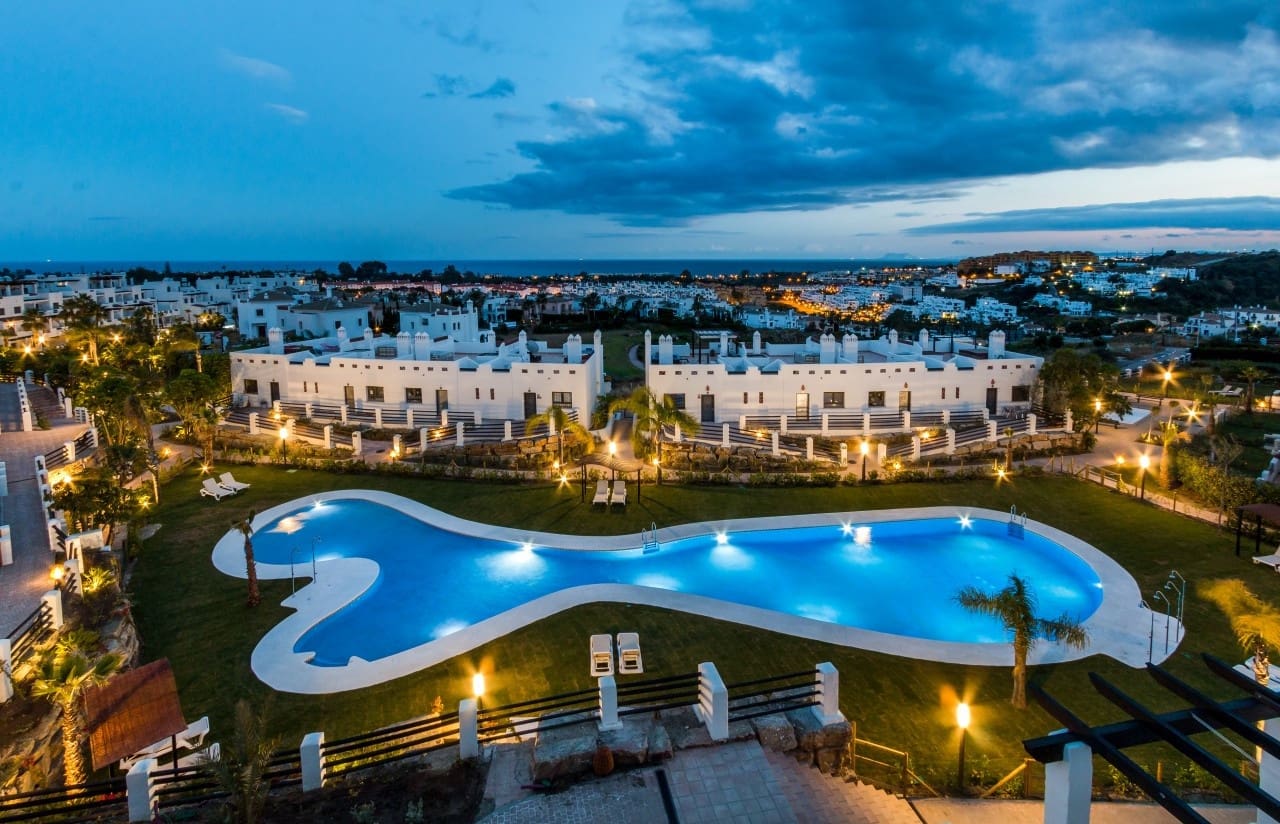2 soveværelse Penthouse til salg i Estepona med swimmingpool garage - € 282.000 (Ref: 9447876)