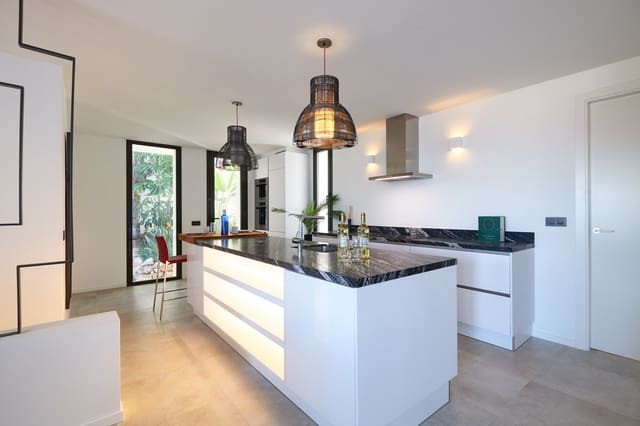 Chalet de 4 habitaciones en Marbella en venta con piscina garaje - 1.795.000 € (Ref: 9447878)