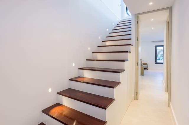 2 soverom Penthouse til salgs i Puerto Banus, Marbella med svømmebasseng garasje - € 999 000 (Ref: 9447892)