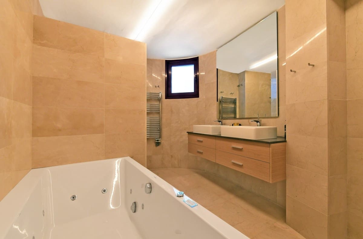 7 sovrum Villa till salu i Nueva Andalucia med pool garage - 4 400 000 € (Ref: 9447902)