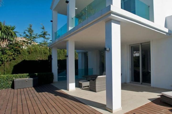 4 sypialnia Willa na sprzedaż w Marbella z basenem garażem - 1 995 000 € (Ref: 9447917)