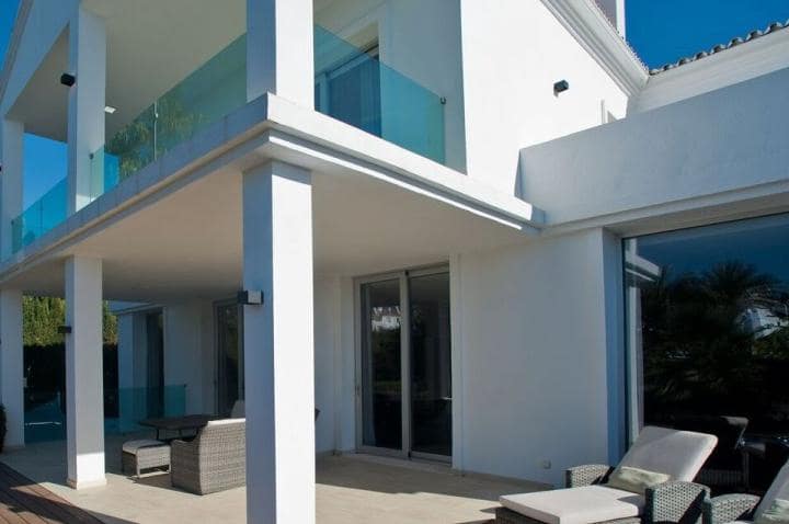 4 sypialnia Willa na sprzedaż w Marbella z basenem garażem - 1 995 000 € (Ref: 9447917)