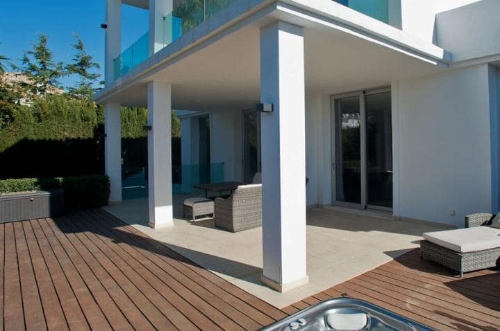 4 sypialnia Willa na sprzedaż w Marbella z basenem garażem - 1 995 000 € (Ref: 9447917)