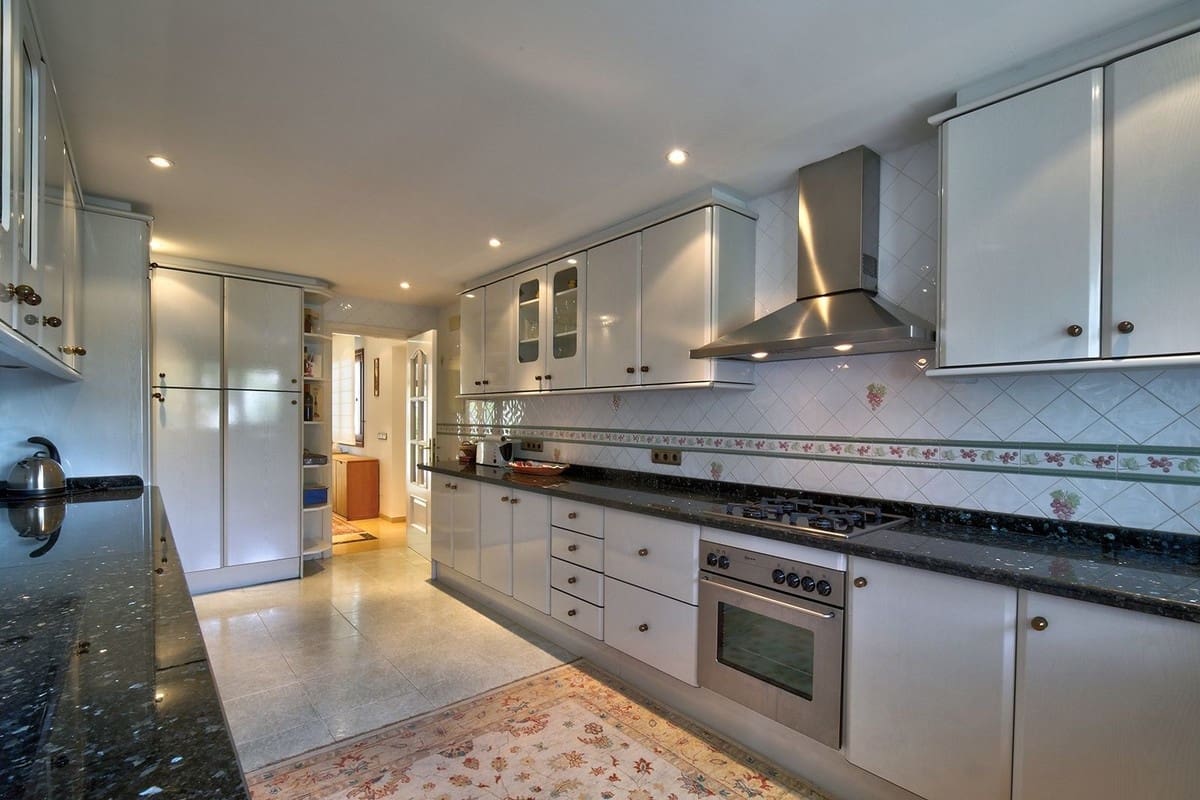 5 sovrum Villa till salu i Estepona med pool garage - 2 250 000 € (Ref: 9447922)